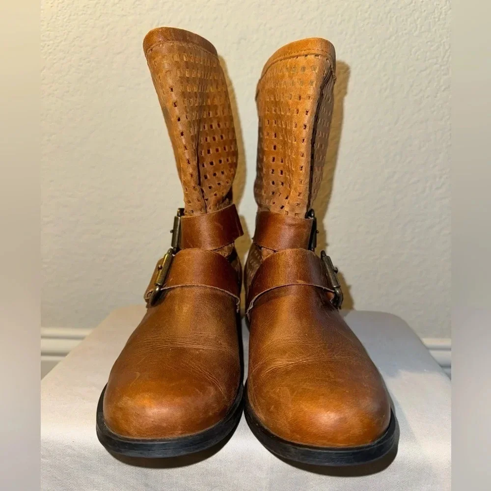 Steve Madden Perforated Hole Booties Buckle Size 7.5 Cognac Ankle Shoe - Picture 4 of 11
